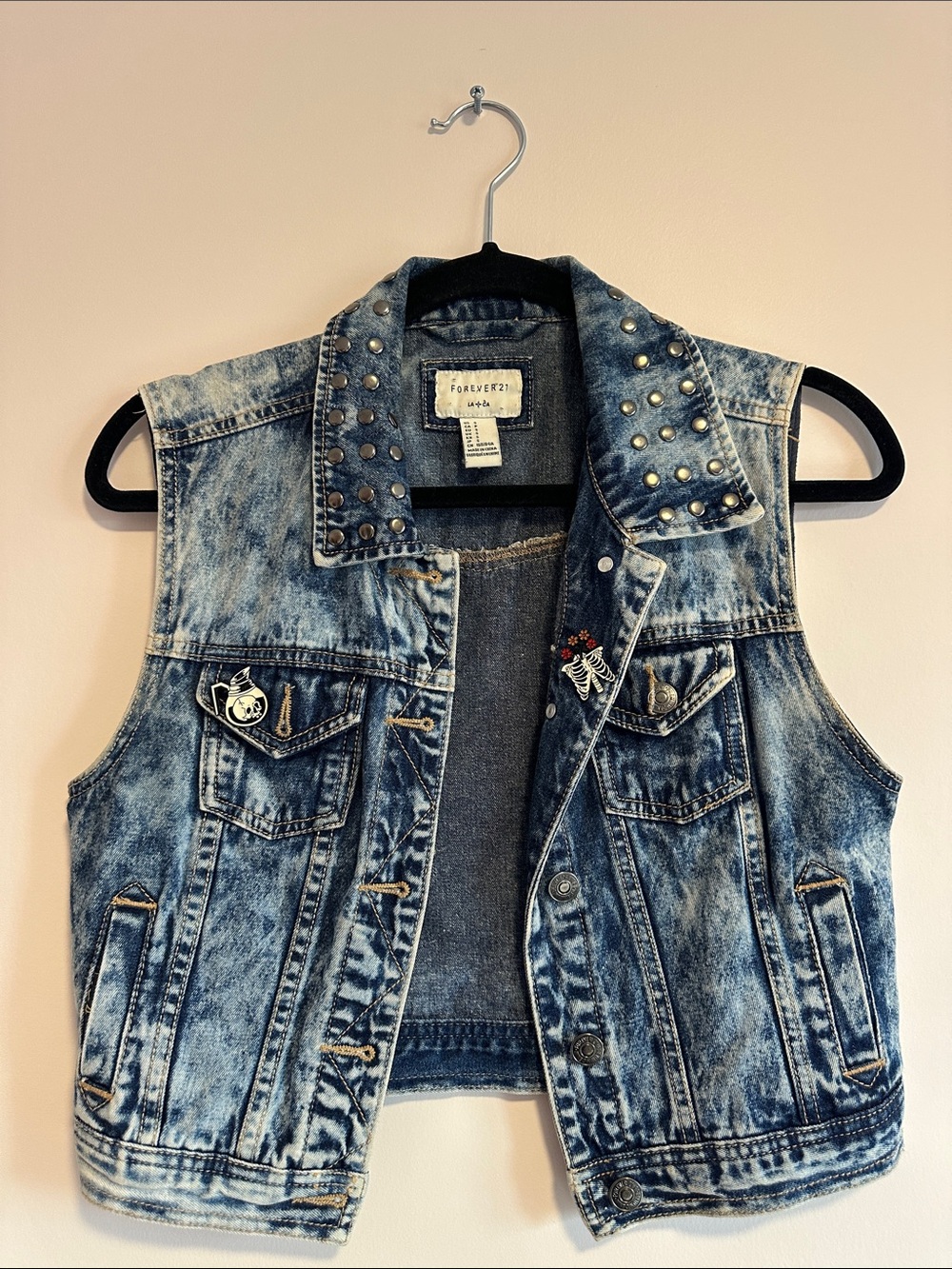 Jeans jacket with pin included